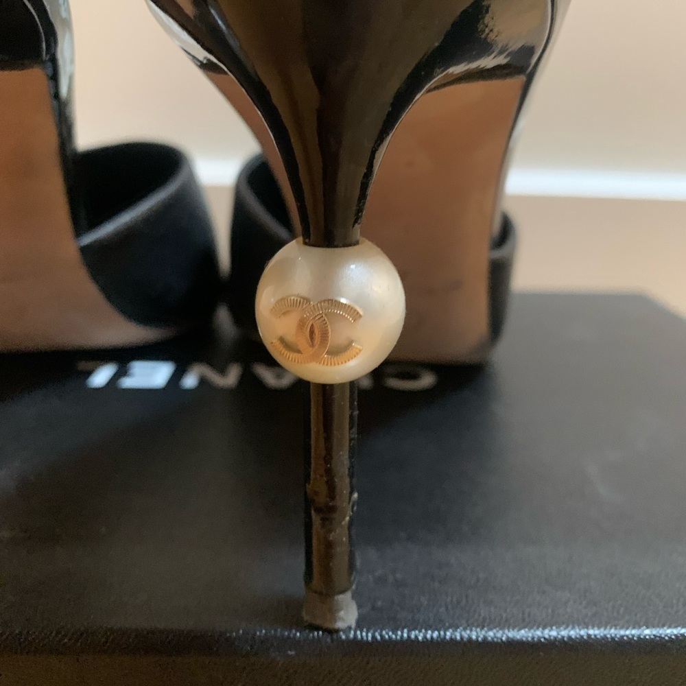 CHANEL BLACK LEATHER INTERLOCKING LOGO MULES - Picture 8 of 13